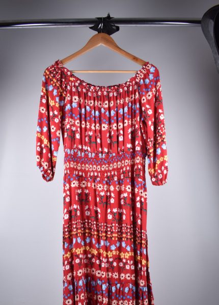 Vestido de dama rojo floreado