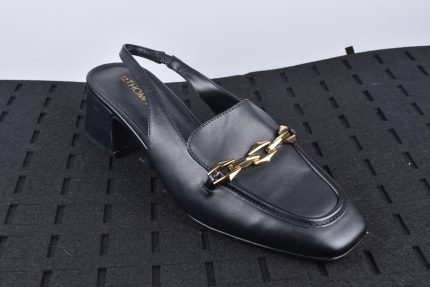 Zapatos negro con hebilla dorada